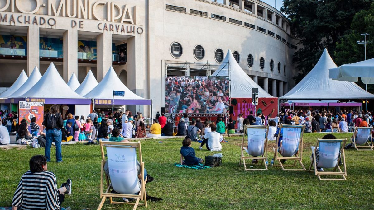 Paleontólogo leva fósseis de dinossauros e ensina história da Terra a crianças em feira literária de SP