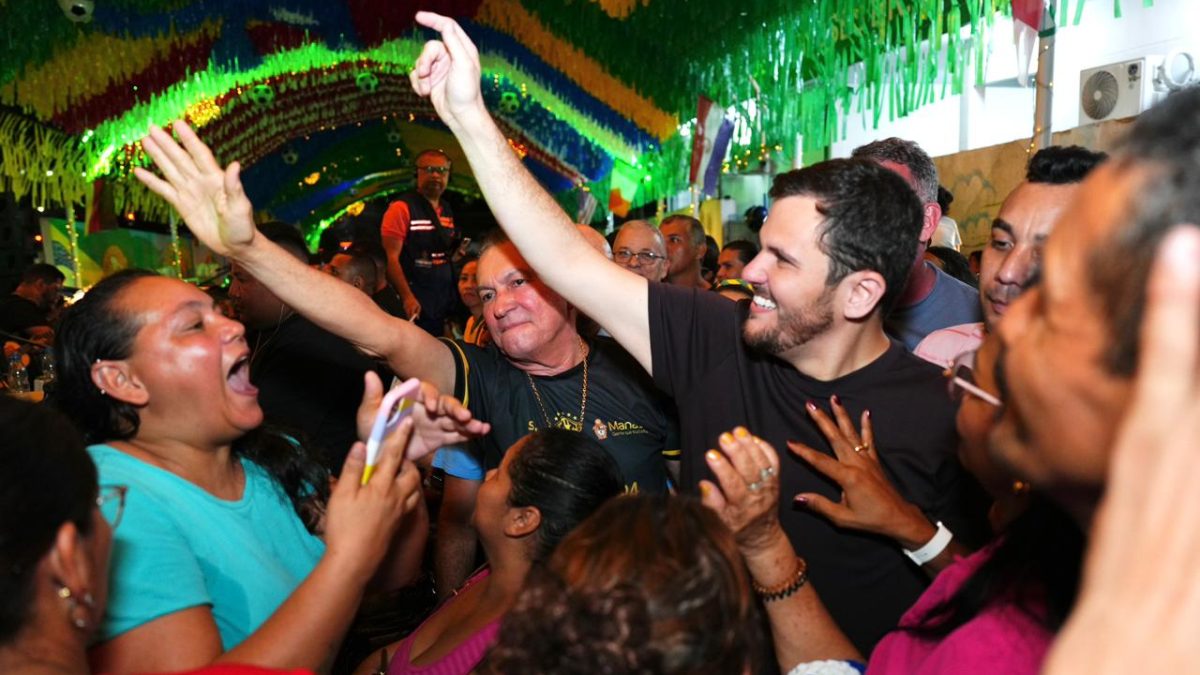 Prefeito de Manaus inaugura 'Rua da Copa' criada por garis no bairro Compensa