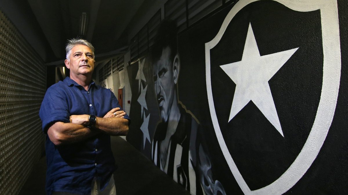 Lembra dele? Técnico ex-Botafogo comandou Arábia Saudita contra a Espanha na Copa, há 20 anos