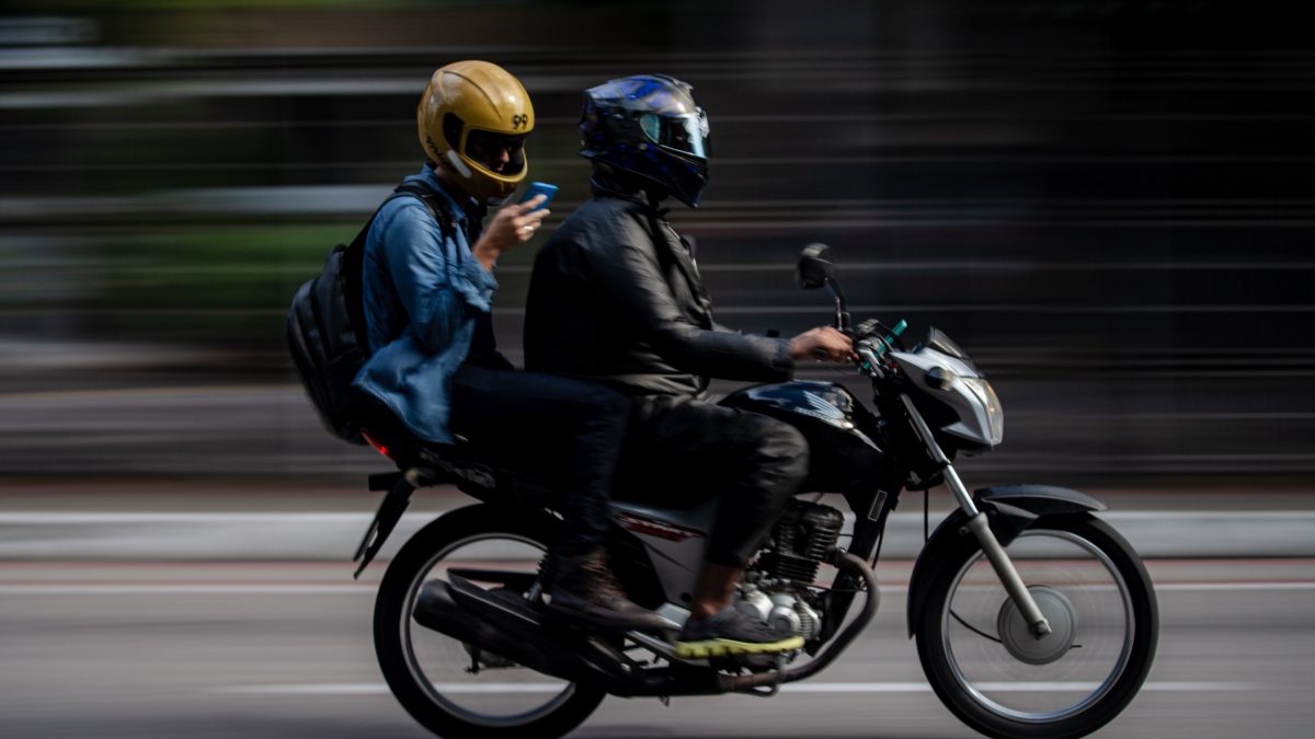 Lula lança linha de crédito para entregadores comprarem motos e bicicletas elétricas a partir de julho