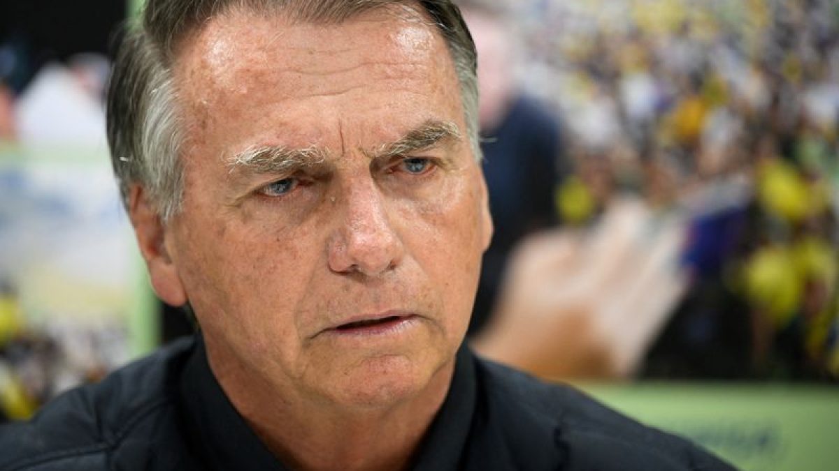Moraes determina depoimento presencial de Bolsonaro em casa sobre apreensão de arma