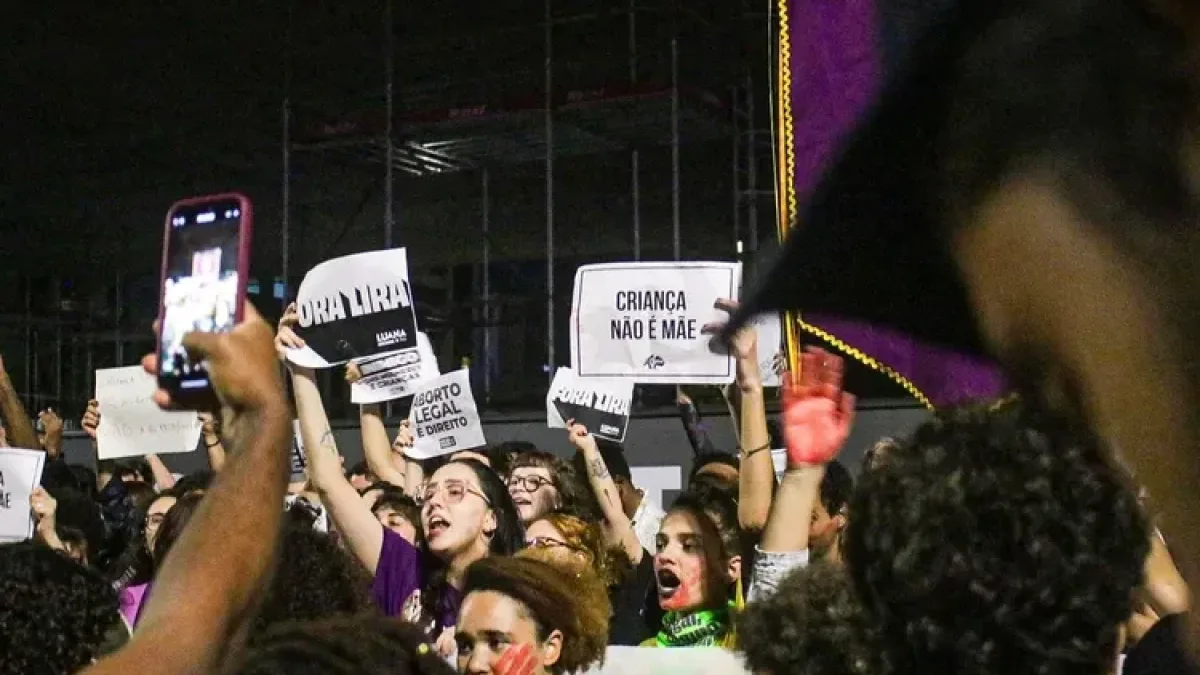 Manifestantes protestam em Brasília contra projeto que altera regras do aborto legal