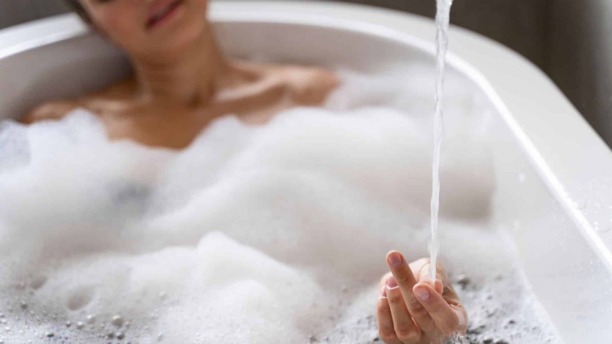 Banho tecnológico disputa espaço com skincare tradicional