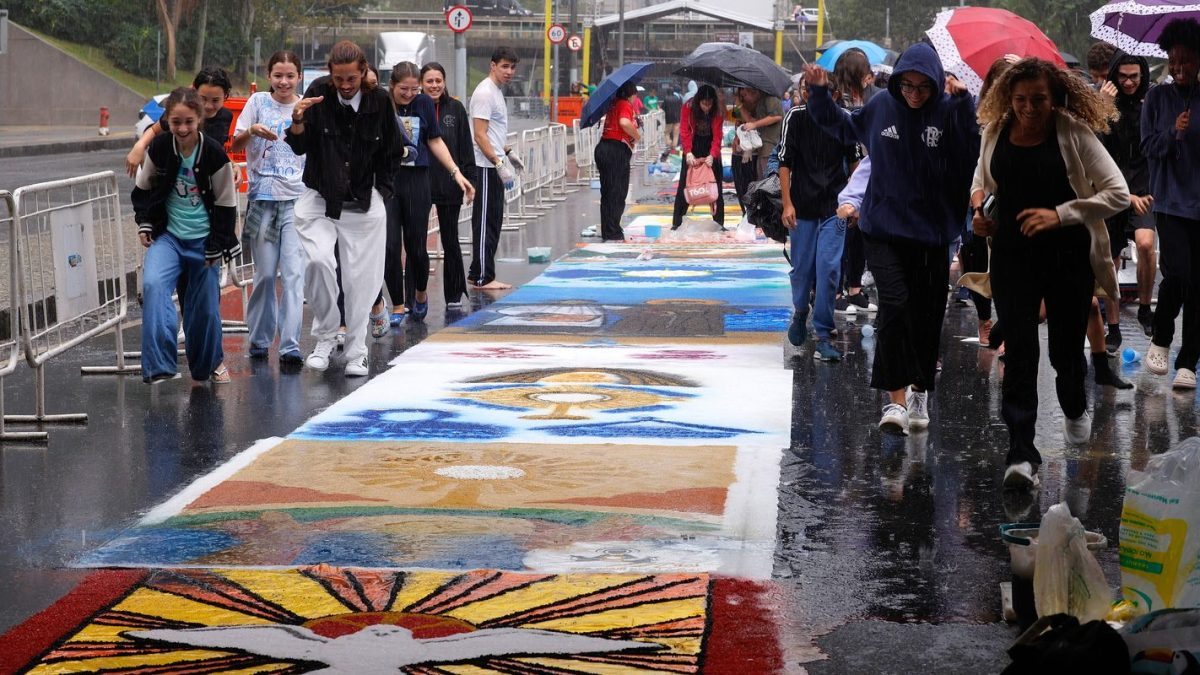 Chuva atrasa, mas não impede fiéis de fazerem tapetes de Corpus Christi no Rio