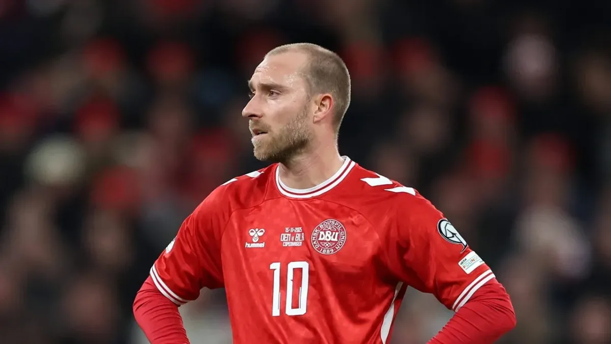 Christian Eriksen desmaia em campo, mas deixa estádio andando em amistoso pela Dinamarca