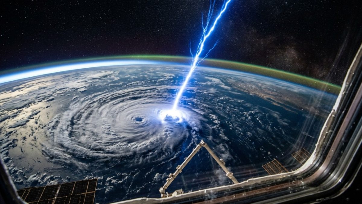 Astronautas registram raros sprites vermelhos e outros fenômenos elétricos acima de tempestades