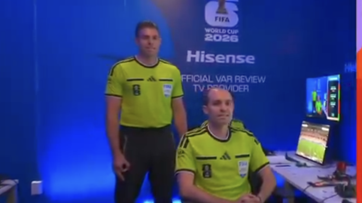 Árbitro do VAR faz gesto supremacista branco em jogo da Alemanha na Copa de 2026