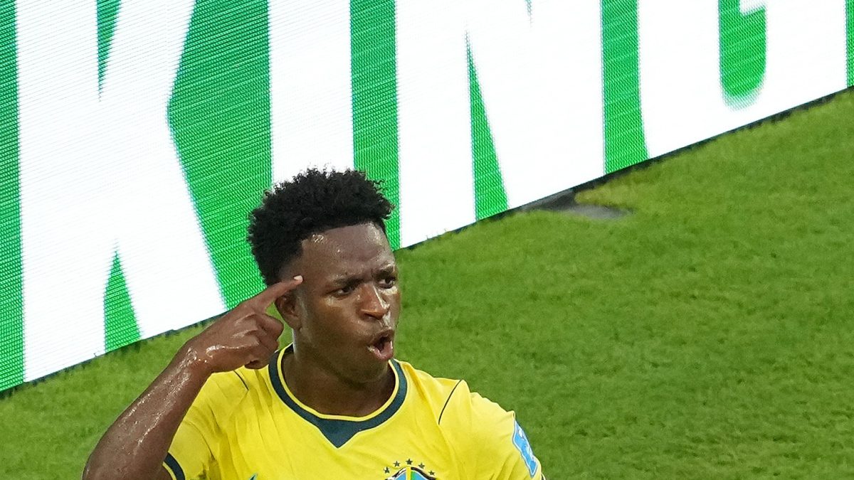 Aura e profecia: fotos de Vini Jr. na vitória do Brasil viralizam nas redes