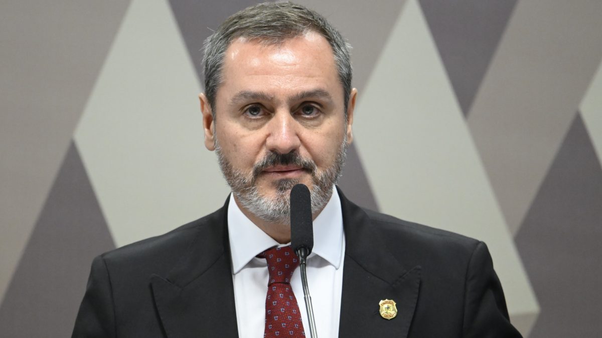 Diretor da PF critica classificação de facções como terroristas pelos EUA e pede cooperação para prisões