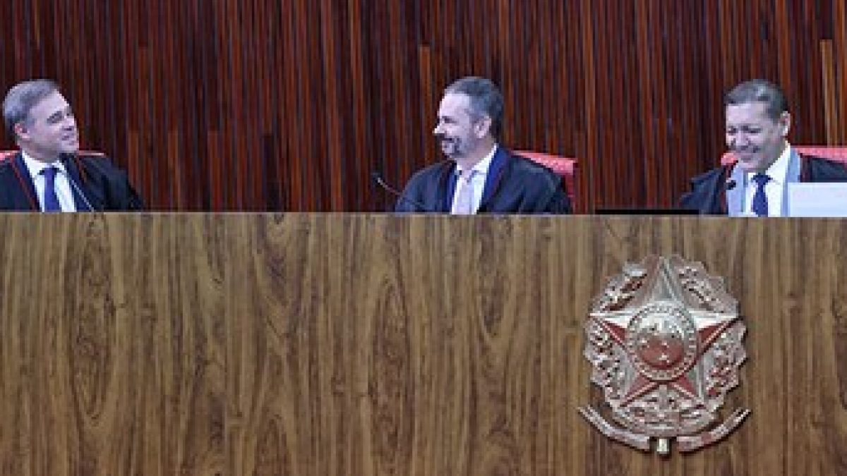 Kassio Nunes Marques homenageia André Mendonça pelos dois anos de atuação como ministro efetivo