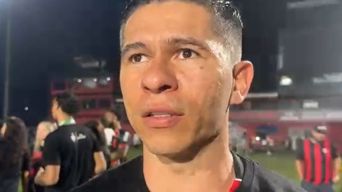 Osvaldo revela renovação com Vitória encaminhada e descarta aposentadoria