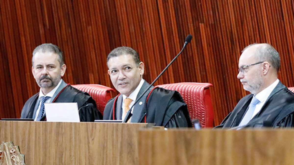 Discurso de ódio ameaça a democracia, afirma presidente do TSE em sessão