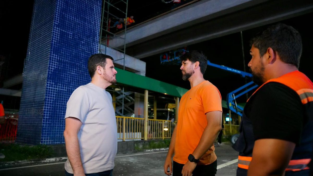 Prefeito de Manaus vistoria concretagem de nova passarela na Torquato Tapajós