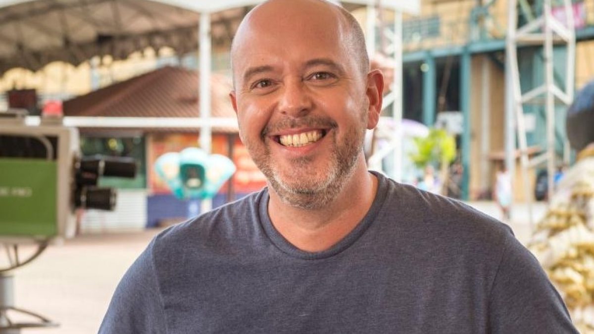 Alex Escobar passa mal ao vivo na TV Globo e precisa ser afastado da Copa