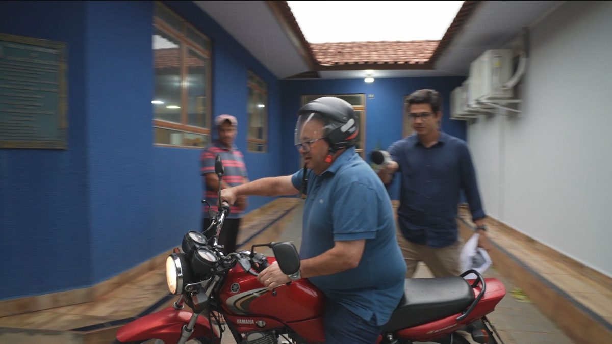 Vereador cassado por compra de votos foge de moto ao ser abordado por repórter no Paraná