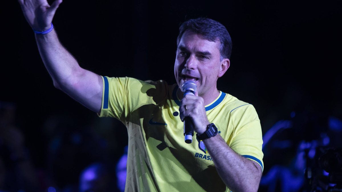 Flávio Bolsonaro comemora eleição de ultradireitista na Colômbia: “Vitória do bem sobre o mal”