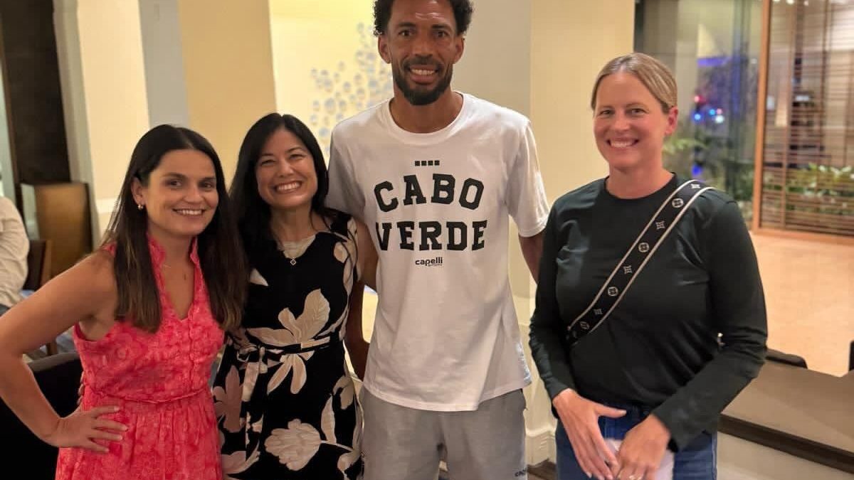 Brasileira tieta Vozinha e ganha autógrafos de atletas de Cabo Verde: "Isso é Copa do Mundo"