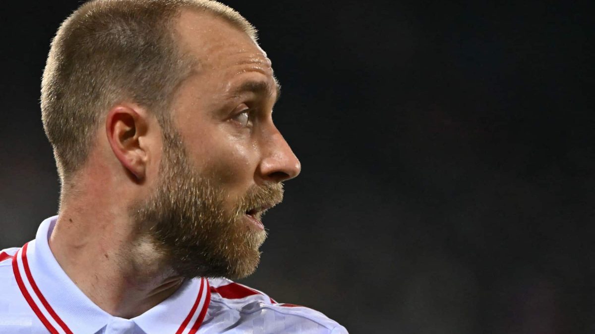 Jogador dinamarquês Christian Eriksen desmaia em campo durante amistoso