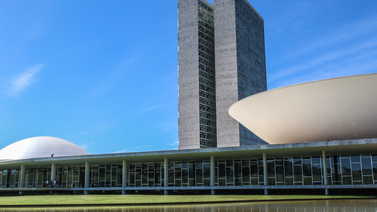 Congresso mira o cofre do governo