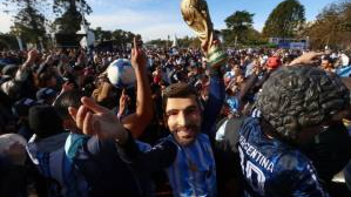 Jornais colocam Messi no ‘Olimpo’ e celebram feito na Copa: ‘Lenda das lendas’