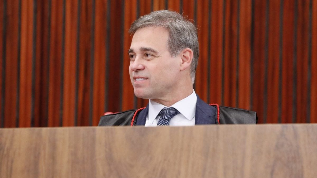 Mendonça manda remover publicações que ligam Flávio Bolsonaro à PEC da ‘escala 7×0’