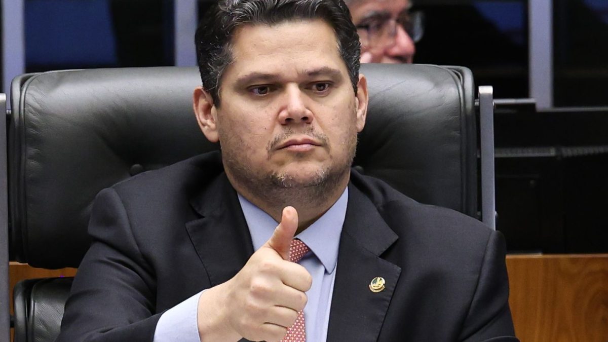 Alcolumbre defende tramitação da PEC do fim da escala 6x1 nas comissões e sugere melhorias no texto