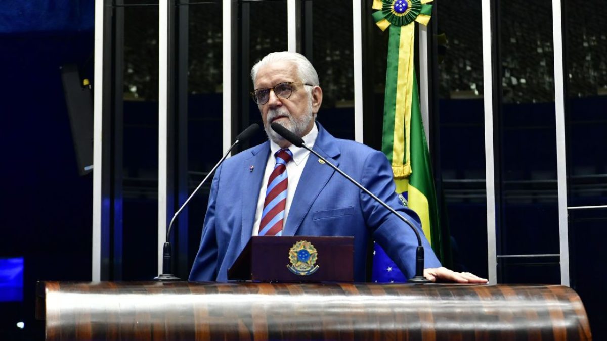 PF investiga Jaques Wagner e Flávio Bolsonaro no caso Master; especialistas analisam impactos eleitorais