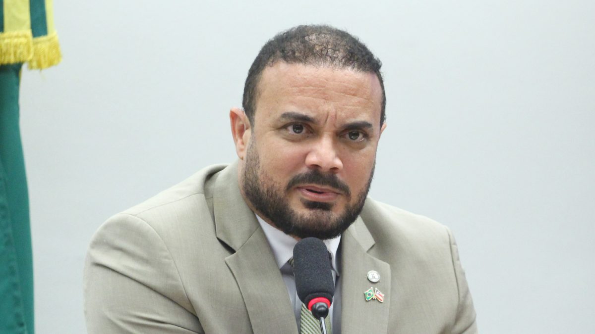 Comissão aprova porte de arma para corretores de imóveis; projeto vai à CCJ