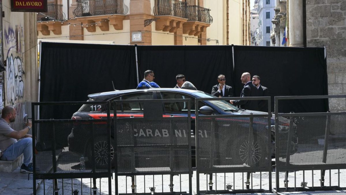 Casamento de Dua Lipa na Itália provoca protestos em Palermo