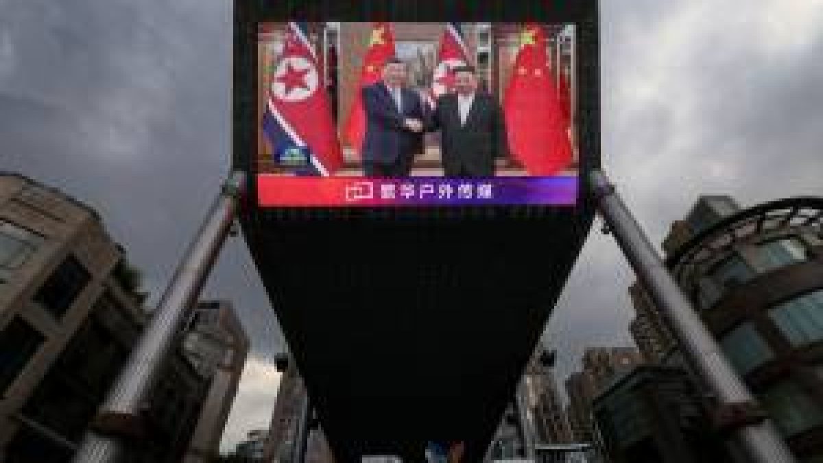 Xi e Kim Jong Un reafirmam cooperação em visita histórica a Pyongyang