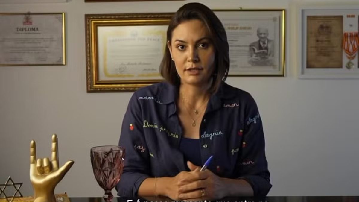 Entenda os símbolos religiosos na camisa e no cenário do vídeo de Michelle contra Flávio Bolsonaro
