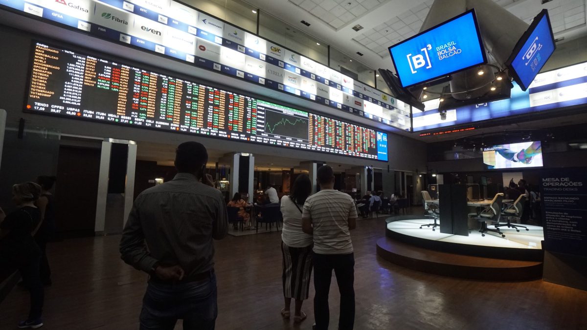 Investidores estrangeiros reduzem exposição à bolsa brasileira; guerra e juros nos EUA pesam