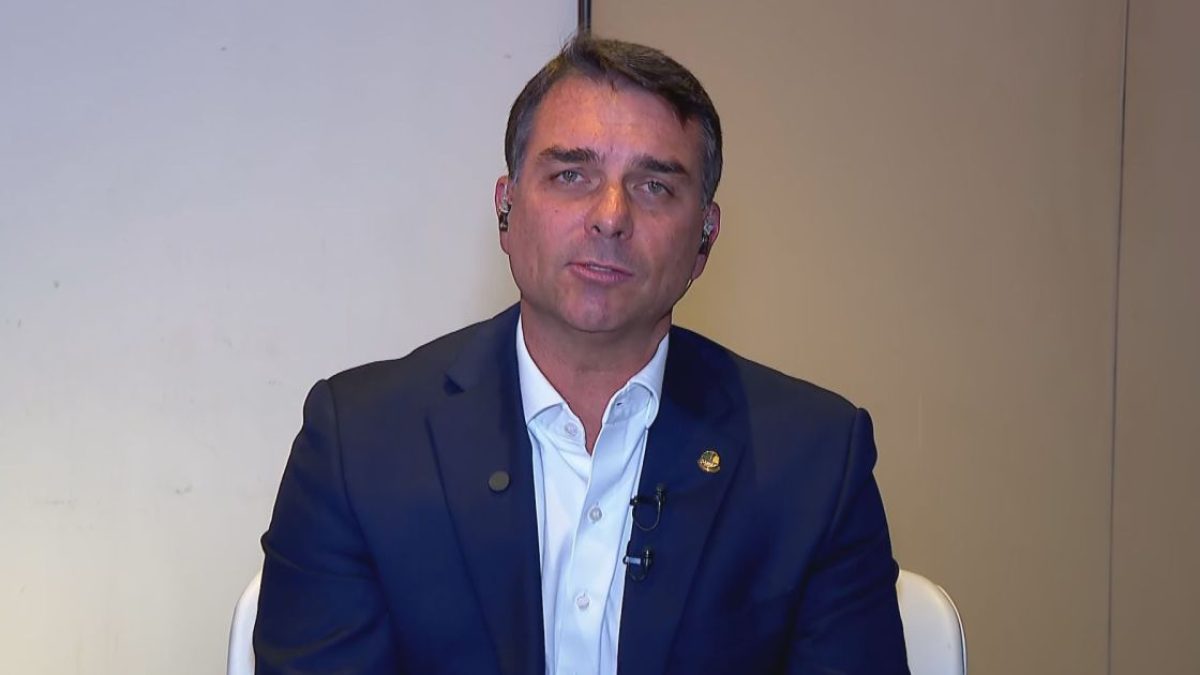 VÍDEO – Flávio Bolsonaro cita Bia Kicis como possível vice: “Topa desafios”