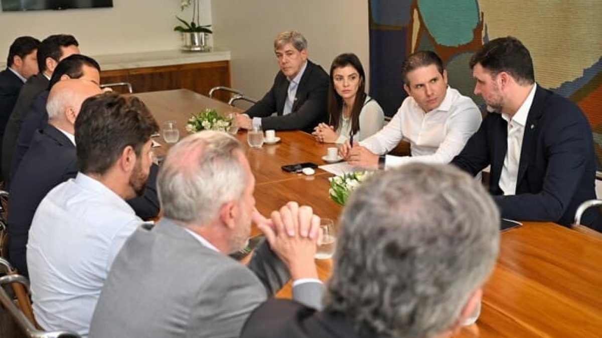 Hugo Motta recebe FPA para debater renegociação de dívidas rurais