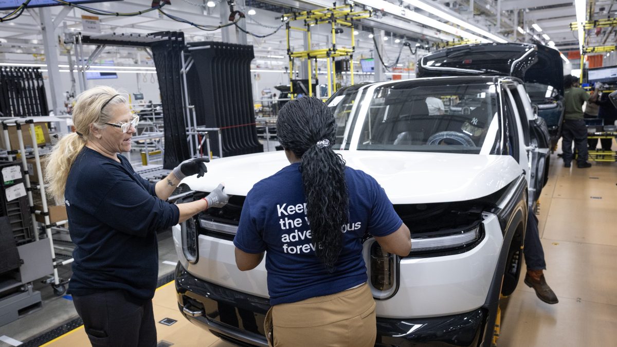 Emprego industrial nos EUA cai no ritmo mais forte desde a pandemia
