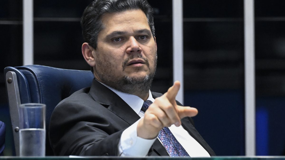 Alcolumbre nega recebimento de US$ 30 milhões de banqueiro e promete ação judicial
