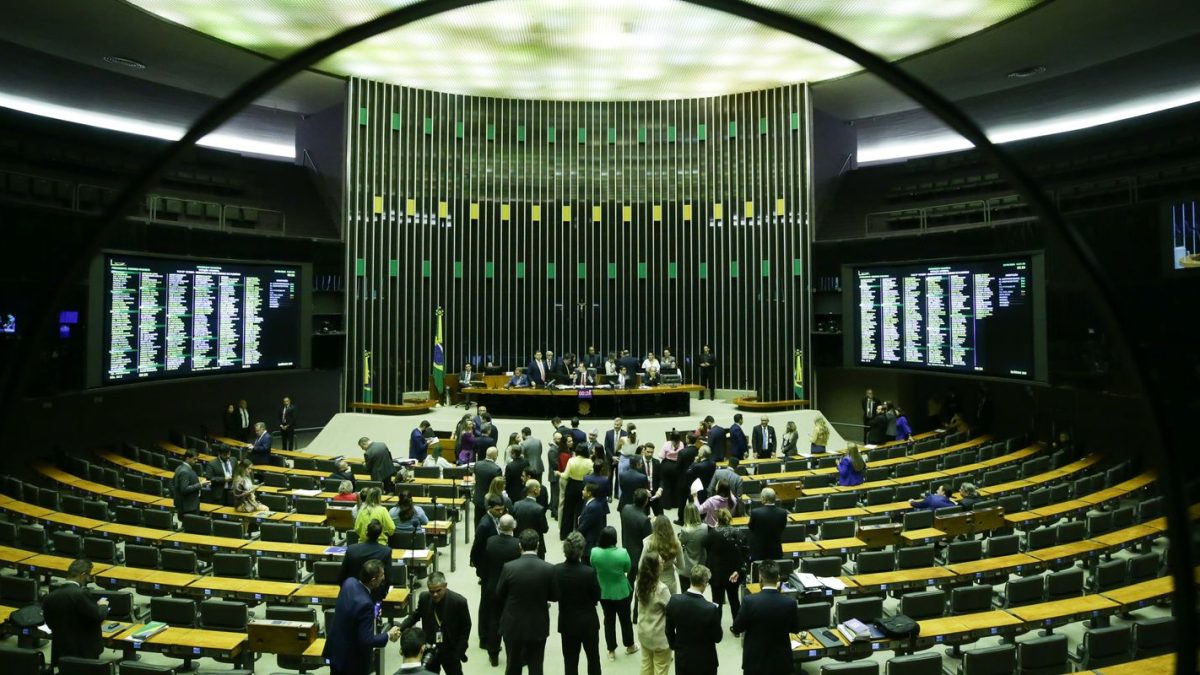 CCJ aprova redução da maioridade penal para 16 anos; proposta segue para comissão especial