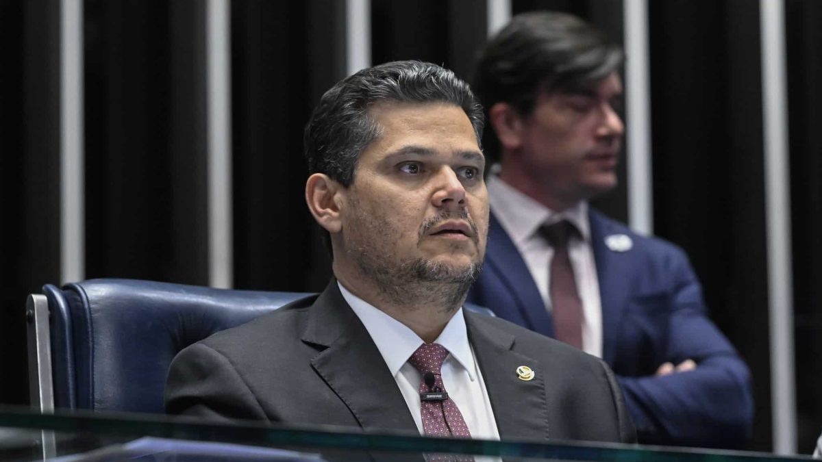 Revista aponta repasse de US$ 30 milhões de banqueiro a Alcolumbre