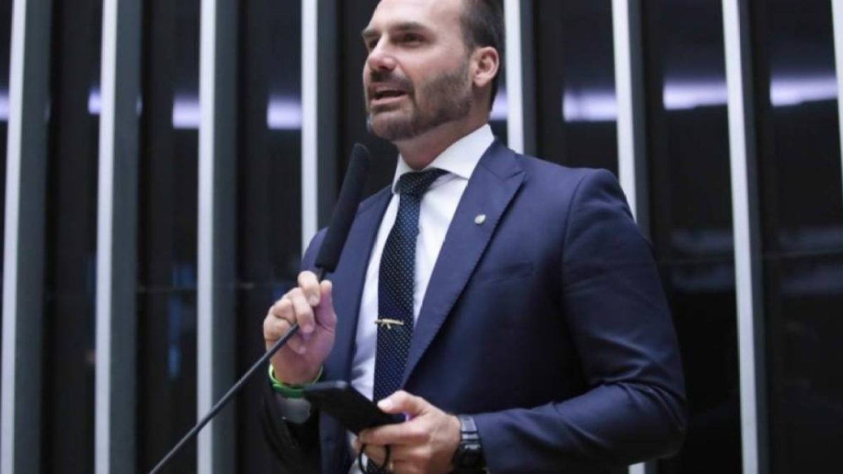 STF julga Eduardo Bolsonaro por coação em ação que condenou o pai