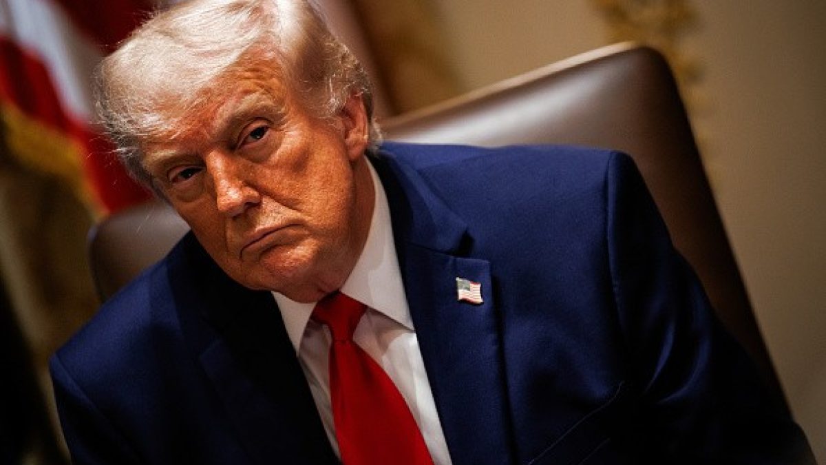 Tarifaço de Trump e guerra no Oriente Médio pressionam mercados nesta segunda