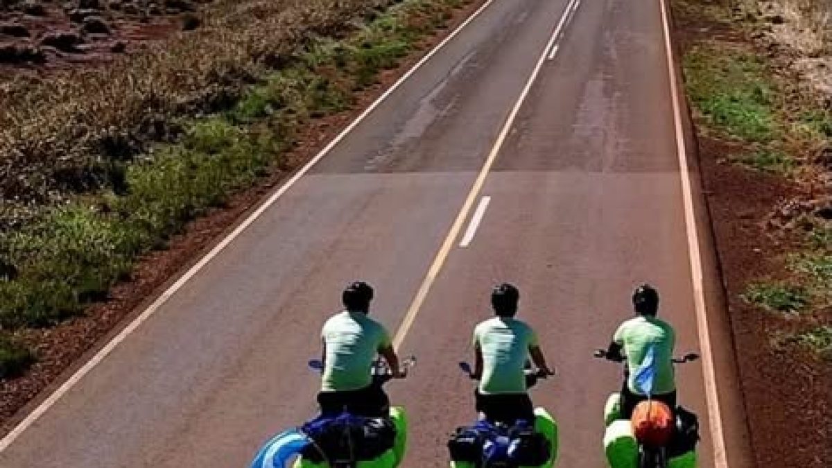 Argentinos pedalam 17 mil km de Gualeguaychú a Kansas para ver a seleção na Copa