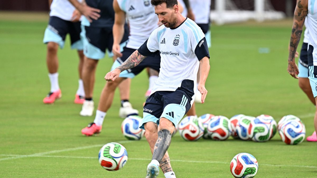 Scaloni conta que Messi aguardou lista de convocados como qualquer jogador
