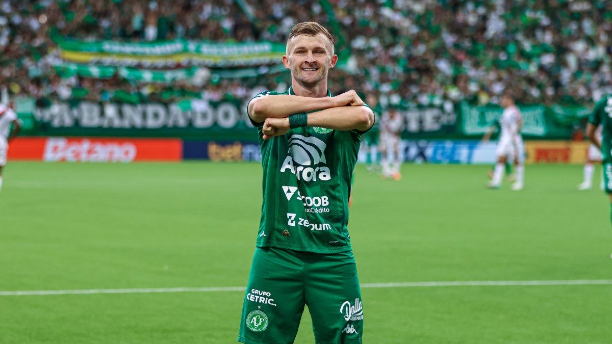 Lateral artilheiro e garçom, Walter Clar se despede da Chapecoense