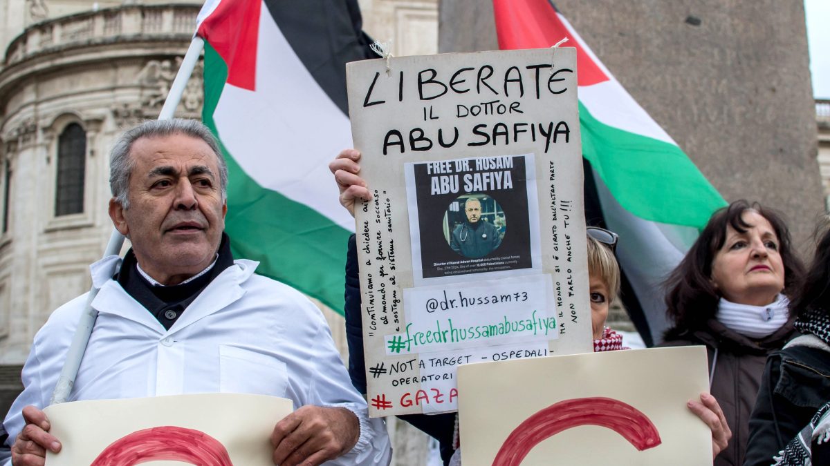Médico palestino preso sem acusação há 500 dias é colocado em solitária minúscula