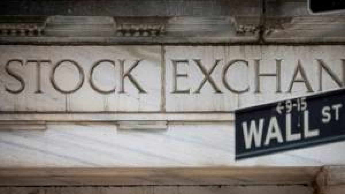 NY fecha sem direção única com nova fuga de techs, dados dos EUA e tensões em Ormuz