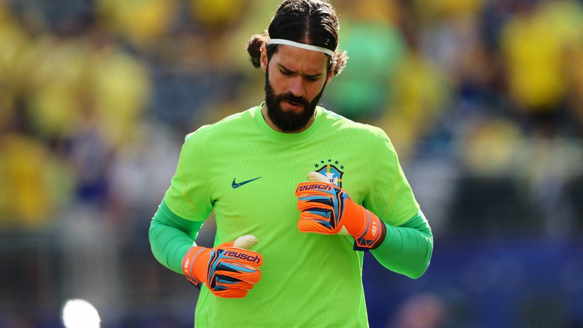 Bastidores: presidente da CBF veta uniforme vermelho para goleiros do Brasil contra a Escócia