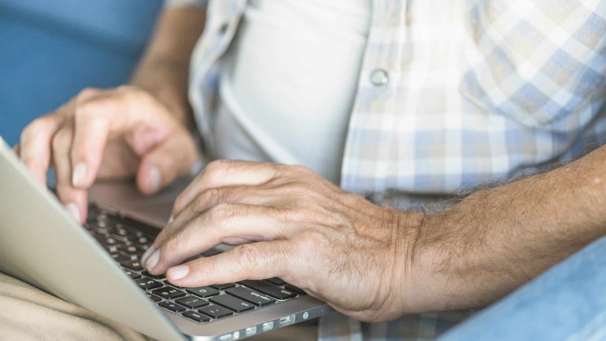 Aposentado de 67 anos volta a estudar, passa em 1º lugar no CNU e recomeça a vida profissional