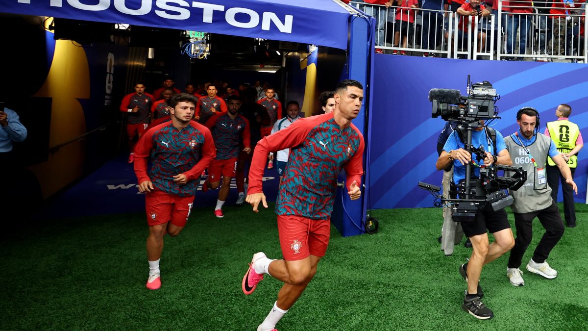 Elenco de Portugal tem obrigação de passar a bola para Cristiano Ronaldo? Companheiro responde