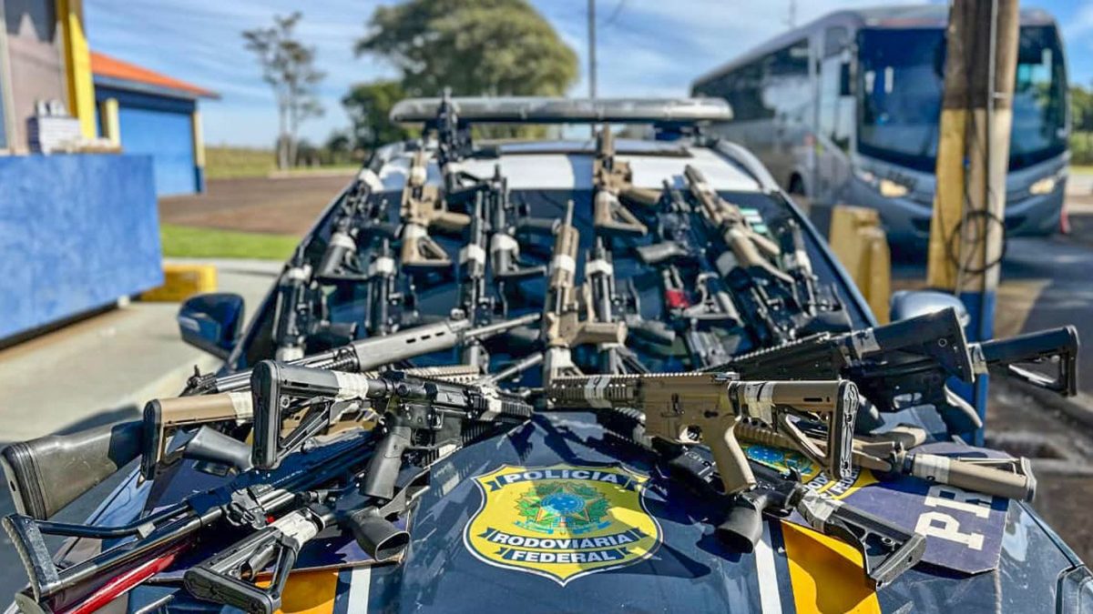 PRF apreende 26 fuzis e mais de 5 mil munições em caminhão no Paraná