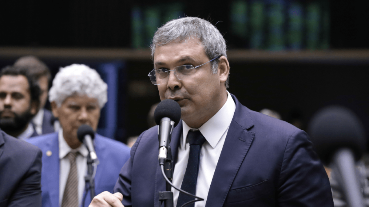 Deputado do PT pede a Alexandre de Moraes que revogue prisão domiciliar de Bolsonaro após apreensão de arma